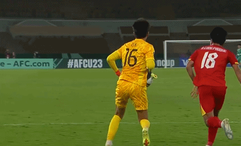 星空娱乐APP下载-真出名了！李昊赛后获越南教练摸头点赞：越南球迷呼吁给他立碑